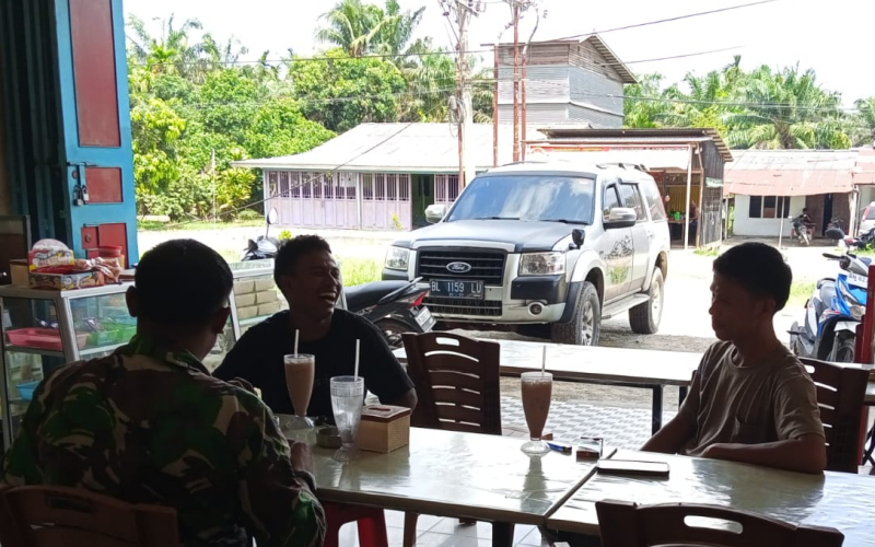 Babinsa Koramil 03/Sungai Sembilan Jalin Silaturahmi dan Serap Aspirasi Masyarakat