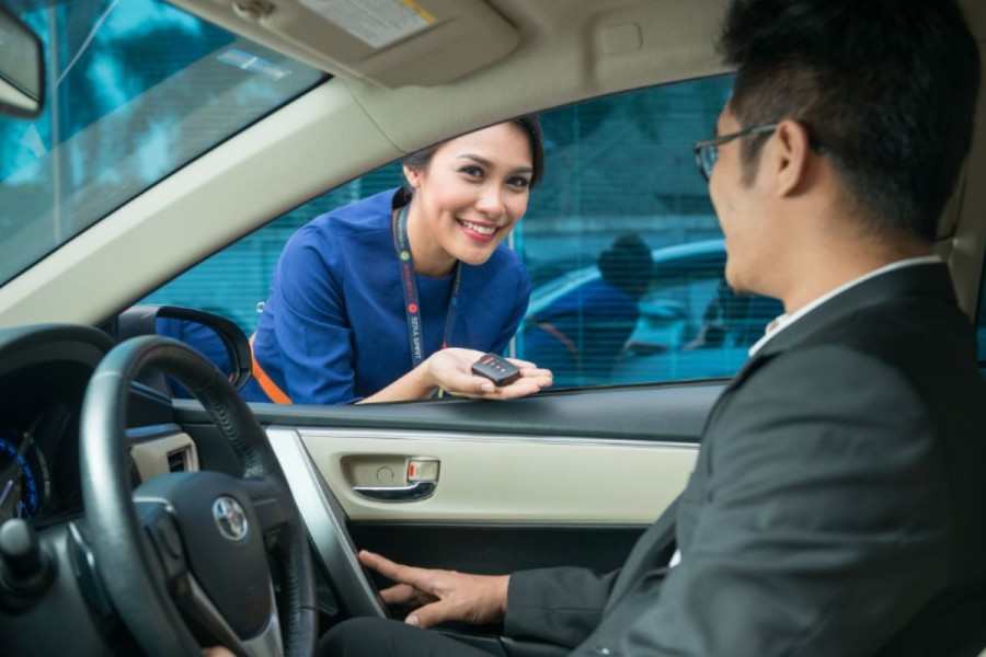 TRAC Sewa Mobil Dengan Pengemudi: Solusi Praktis untuk Profesional Sibuk