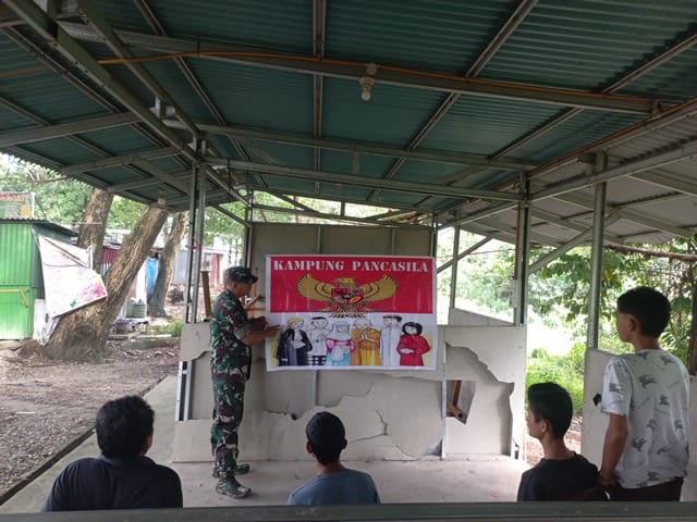 Babinsa Koramil 04/Perawang Sertu Rudi Panjaitan Sosialisasikan Nilai-Nilai Pancasila di Kampung Pancasila Perawang