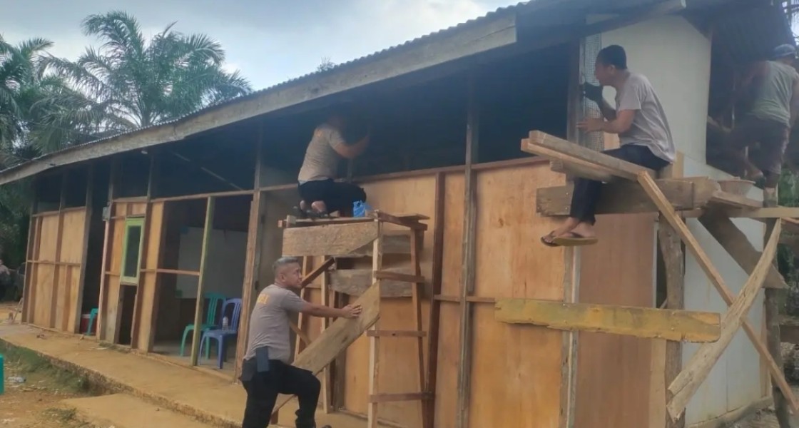 Saat Pemkab Masih Susun Rencana, Polres Kampar Langsung Renovasi Sekolah Viral di Tapung