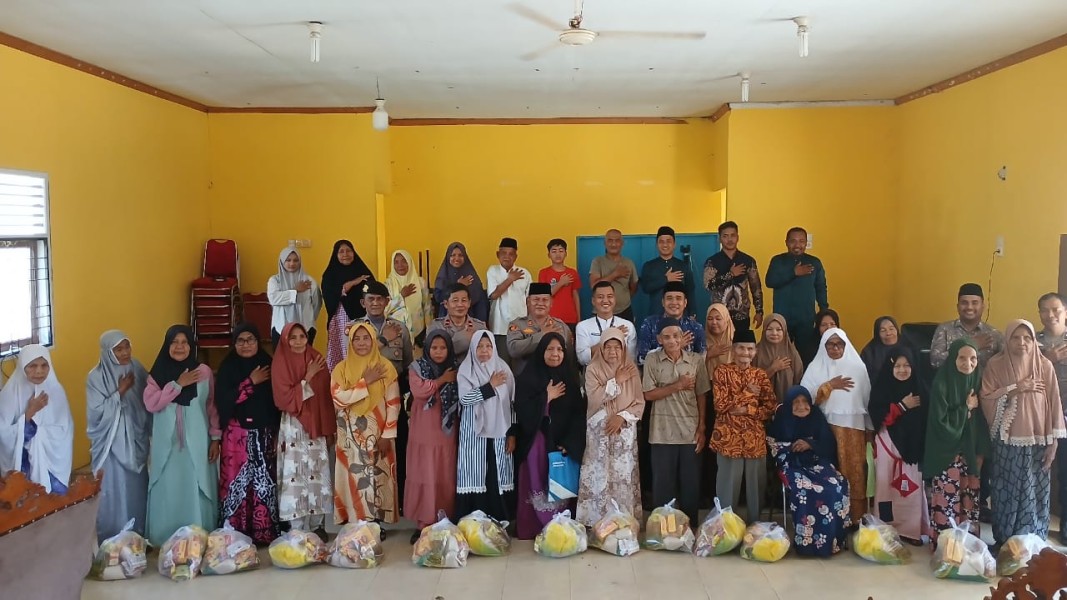 Berkah Jumat, Polsek Kampar 'Ulurkan Tangan' di Desa Naumbai, Kapolres: 'Peduli Sesama, Jalin Silaturahmi!'