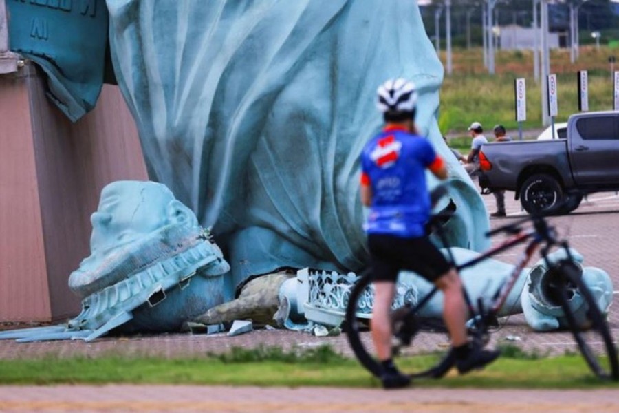 Diterpa Badai Kencang, Replika Patung Liberty Setinggi 35 Meter di Brasil Selatan Roboh