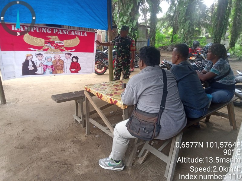 Sertu Rudy A. Panjaitan Sosialisasikan Nilai-Nilai Pancasila kepada Warga Perawang Barat
