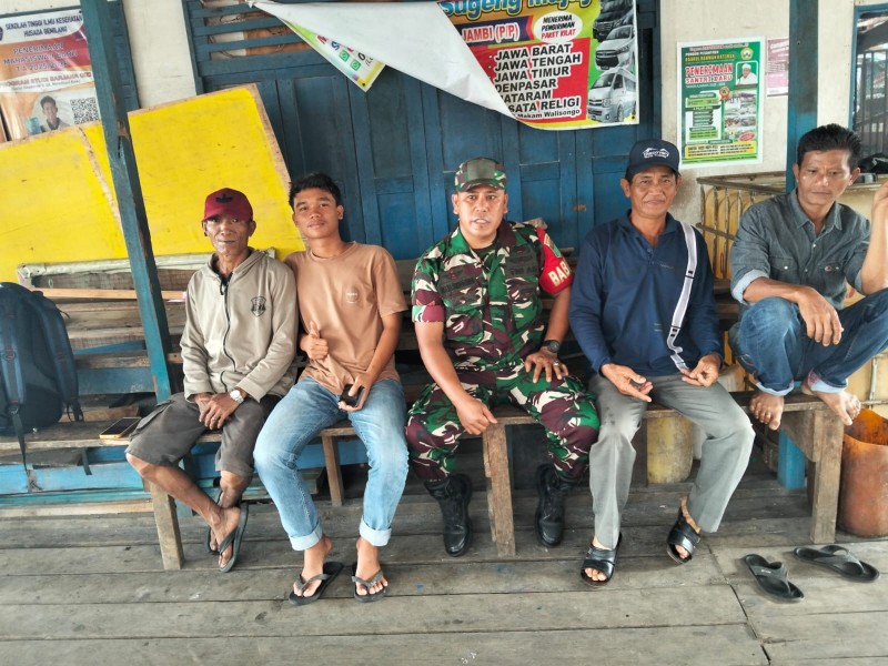 Pengawasan SDM, Babinsa Koramil 06/Kateman Ajak Warga Jaga Keamanan dan Kebersihan Lingkungan