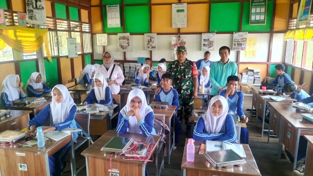 Babinsa Koramil 06/Kateman Dampingi Kegiatan MBG di Kateman