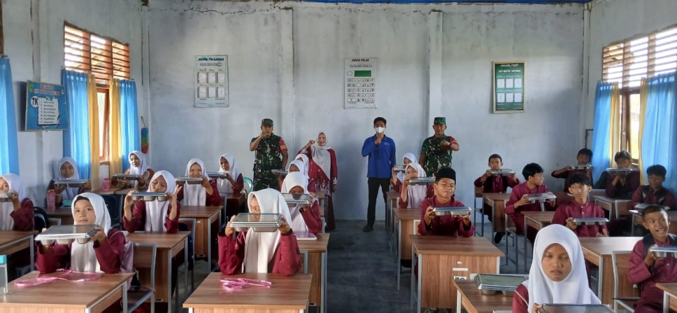 Dukung Program Gizi Anak, Babinsa Koramil 06/Kateman Kembali Dampingi Kegiatan MBG