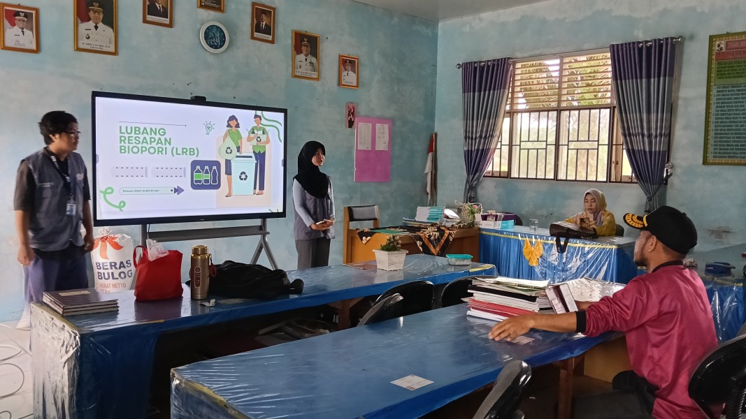 Dari Limbah Jadi Pupuk, Mahasiswa Kukerta UNRI 2026 Gelar Sosialisasi dan Praktik Pembuatan Lubang Biopori di SDN 006 Muda Setia