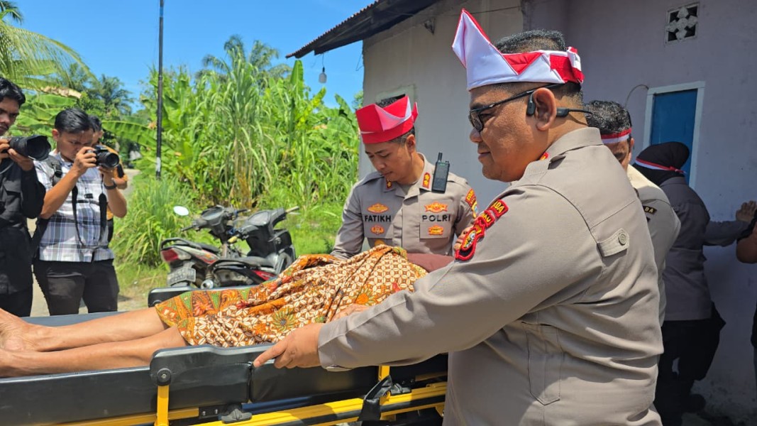Polres Dumai dan Polda Riau Evakuasi Lansia 82 Tahun
