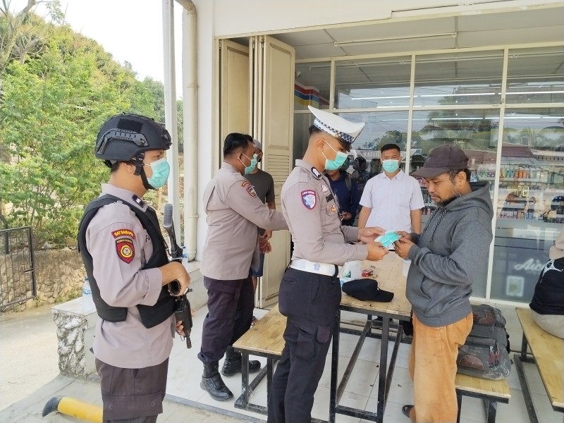 Antisipasi Dampak Kabut Asap, Polsek Minas Bagikan Masker Dengan Cara Menyambangi Warga Yang Berkumpul Di Teras Swalayan
