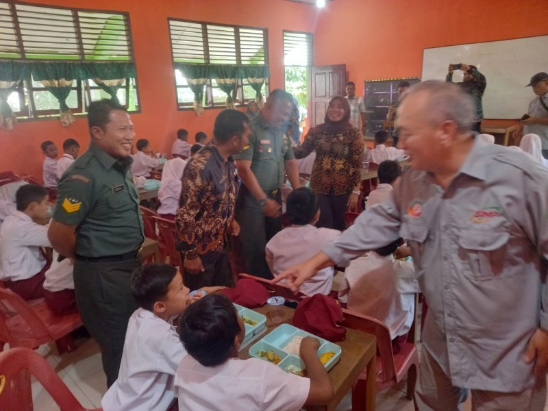 Kodim 0321/Rohil dan PT SIMP Gelar Program Makan Bergizi Gratis di SDS Balam Estate