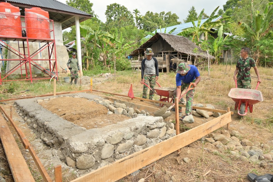 Gotong Royong TNI dan Warga, Pembangunan MCK TMMD Ke-129 Kodim 0102/Pidie Terus Dikebut