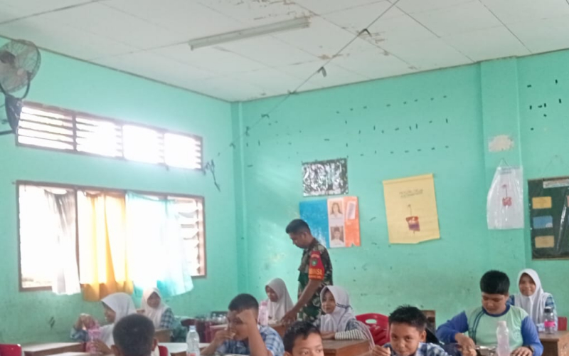Koramil 02/Bukit Kapur Dukung Program Makan Bergizi Gratis, Hampir Seribu Penerima Manfaat Terlayani