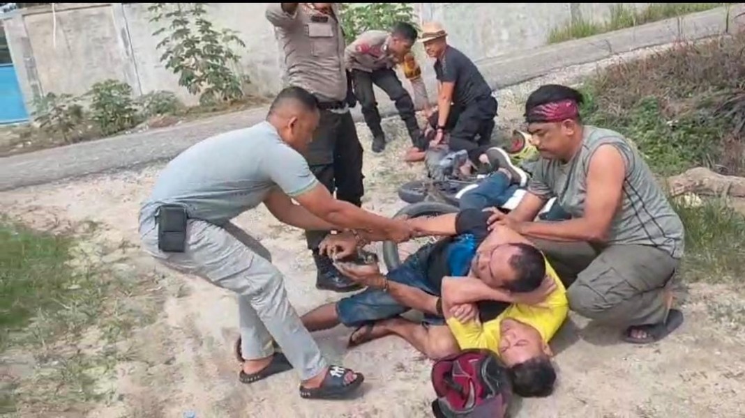Bak Film Aksi, Polsek Rengat Barat Bekuk Dua Tersangka Penjahat Narkotika