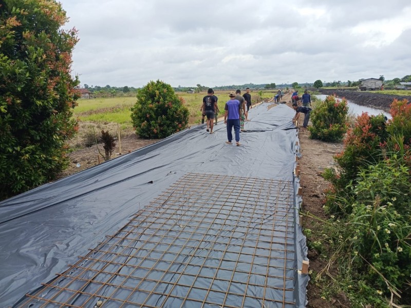 Solid dan Kompak! TNI dan Warga Bersatu Lanjutkan Semenisasi & Pemasangan Stiker di Lokasi TMMD