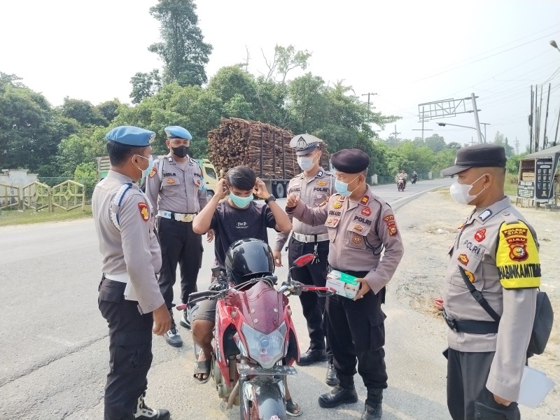 Kabut Asap Mengintai, Polsek Minas Turun Tangan Bagikan Masker Gratis