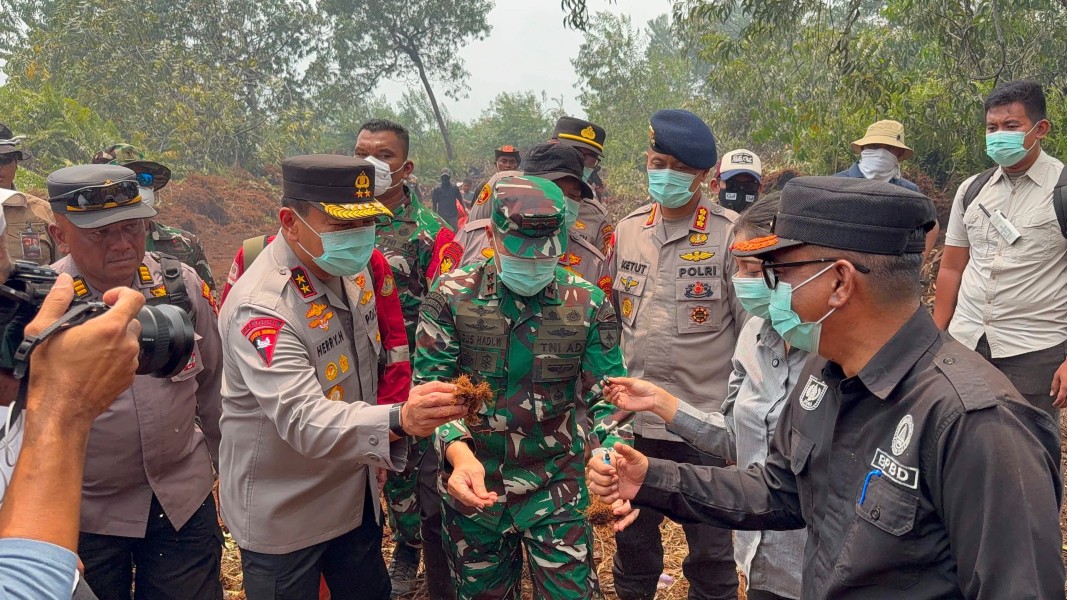 Kapolda Riau dan Pangdam XIX/Tuanku Tambusai Pimpin Patroli Udara Karhutla di Pelalawan, Pastikan Penanganan Cepat di Kerumutan
