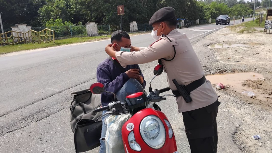 Antisipasi Dampak Kabut Asap Dan Peduli Kesehatan Warga, Polsek Minas Rutin Bagikan Ratusan Masker Kepada Masyarakat