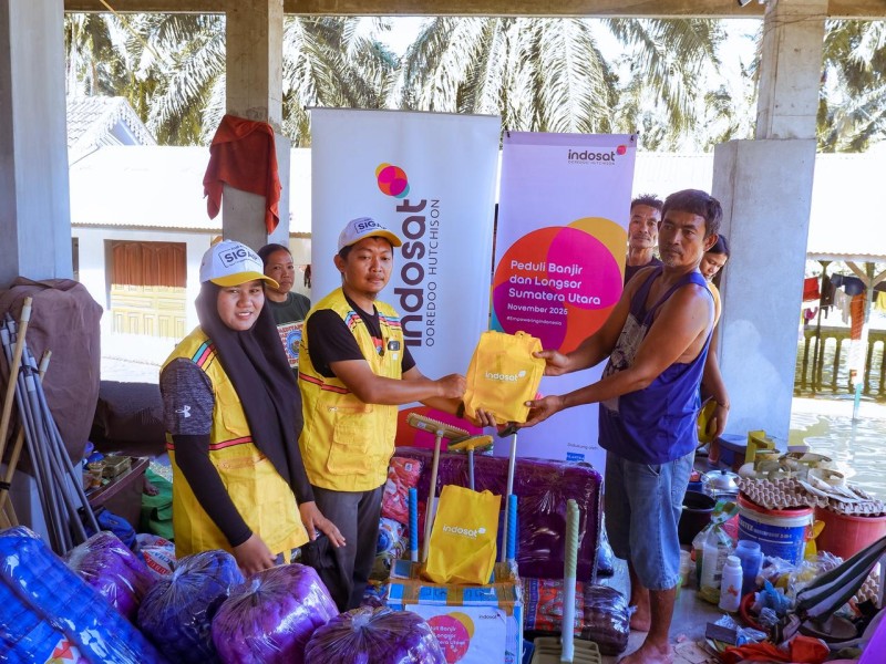 Indosat Hadir Beri Bantuan Kemanusiaan bagi Warga Terdampak Bencana di Langkat, Sumatra Utara