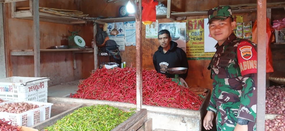 Babinsa Koramil 06/Kateman Monitor Harga Kebutuhan Pokok di Pasar Tanjung Raja