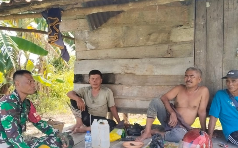 Babinsa Tanjung Penyembal Ajak Warga Jaga Kekompakan dan Keamanan Lingkungan