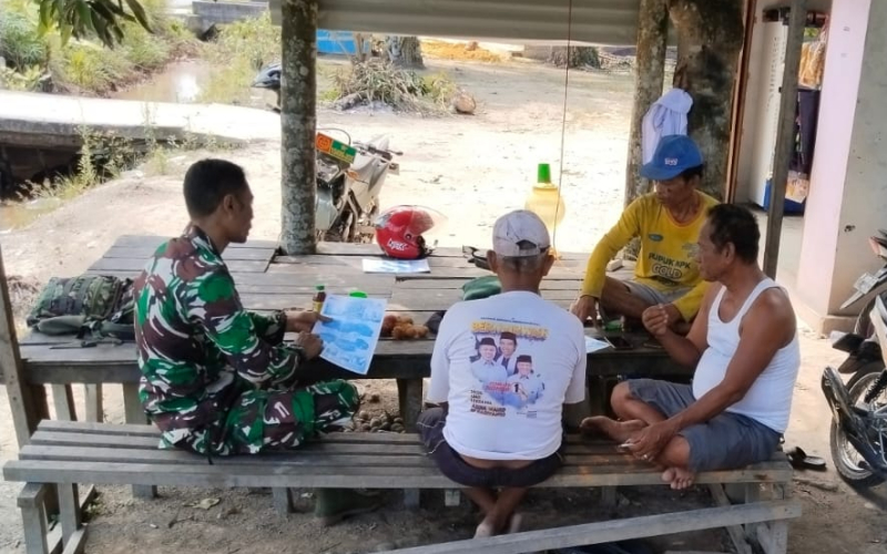 Bangun Kedekatan dengan Masyarakat, Babinsa Sungai Sembilan Laksanakan Komsos