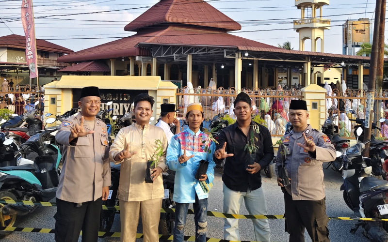 Rayakan Idul Fitri dan Hari Hutan, Polres Dumai beserta Polsek Jajaran Berbagi Sedekah THR Bibit Pohon