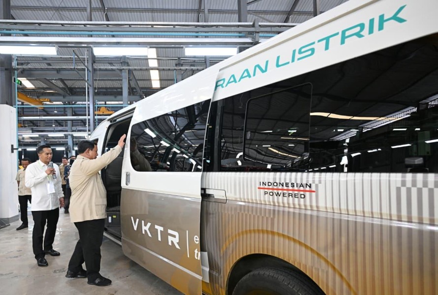 Presiden Prabowo Resmikan Pabrik Bus Listrik VKTR di Magelang