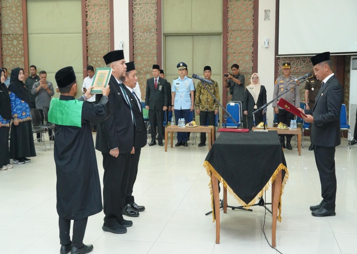 Bupati Yuzar Lantik Adiknya Zamhur Sebagai Kepala Bapenda Kampar