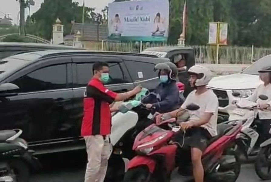 Peduli Warga di Tengah Kabut Asap, Komunitas AXCI CHAPTER RIAU Bagikan Ratusan Masker