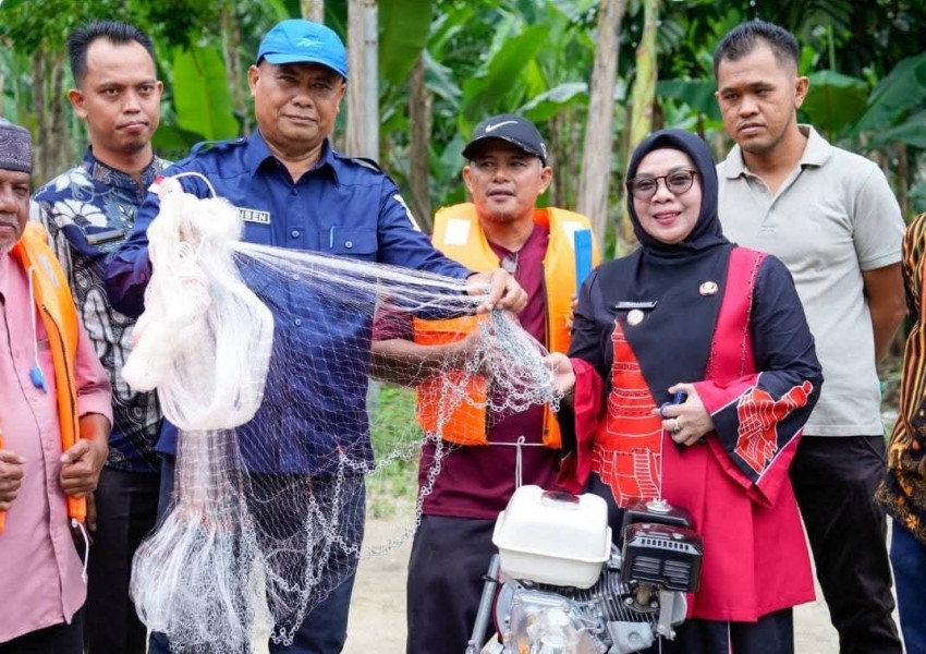 Wabup Kampar Bantu Nelayan Mesin Tempel dan Sampan Modern