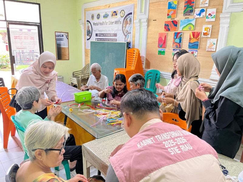 Berbagi Kasih, BEM STIE Riau Ukir Senyum di Panti Jompo Rumah Penuh Kasih
