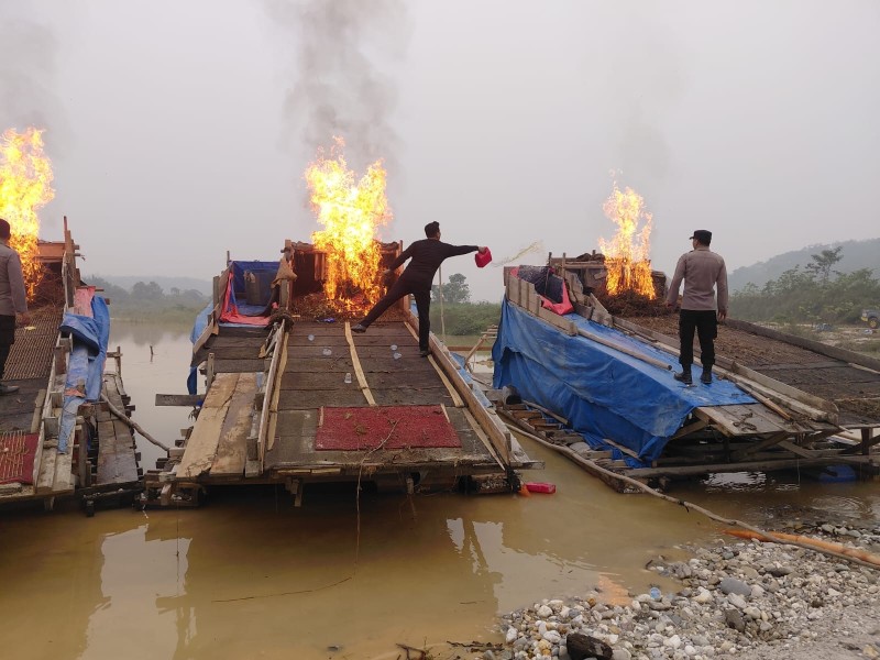 Polres Kuansing Bakar Puluhan Rakit Tambang Emas Ilegal
