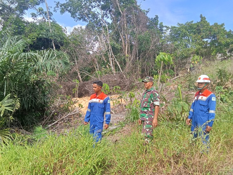 Babinsa Sertu L. Syahdanur Laksanakan Patroli Karhutla di Pangkalan Pisang, Perawang