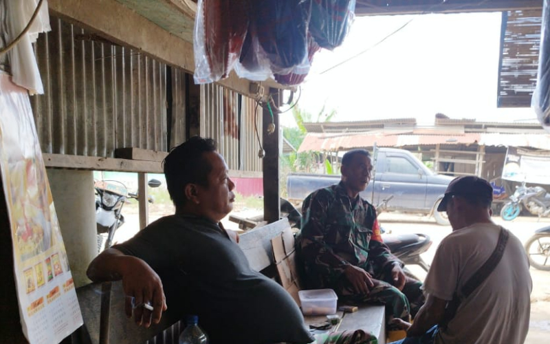 Babinsa Batu Teritip Jalin Silaturahmi dengan Tokoh Masyarakat Lewat Komsos