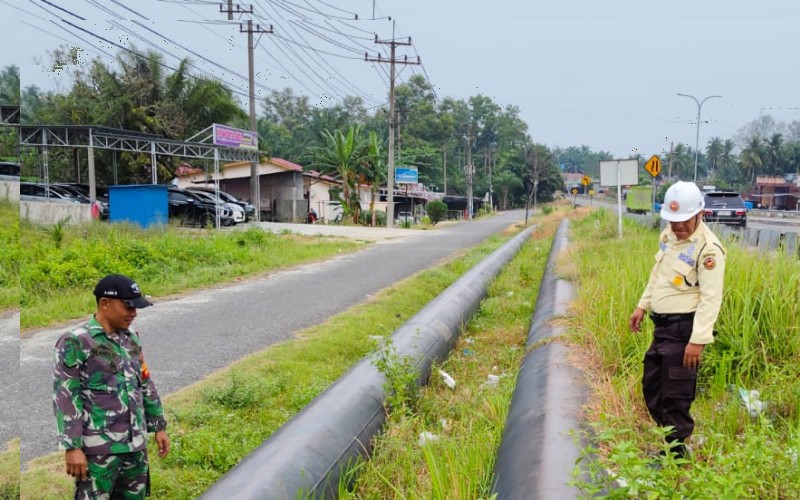 Babinsa Koramil 02 Bukit Kapur Gencarkan Sosialisasi Keamanan Jalur Pipa