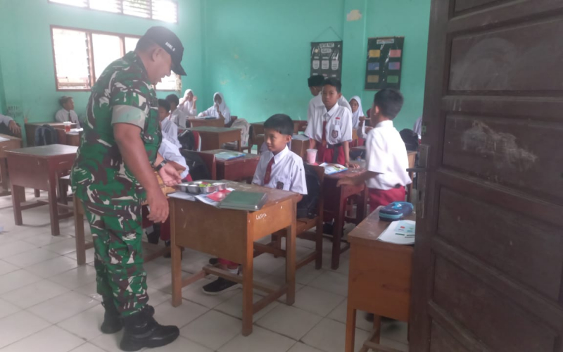 Sertu Roni Sandra Dukung Program Gizi Anak Bersama Yayasan Dumai Kota dan BGN