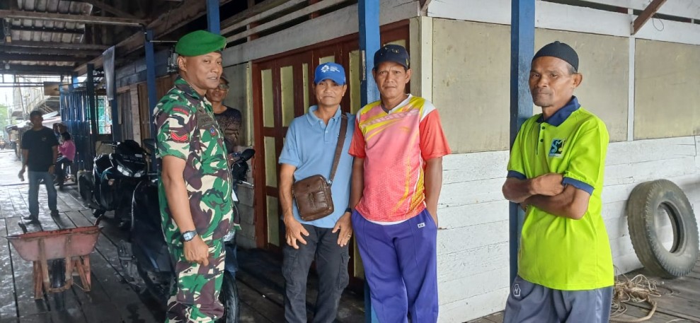 Monitor ke Dermaga, Babinsa Koramil 06/Kateman Ingatkan Keselamatan Penumpang Speedboat