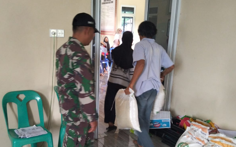Sertu Jumat Desmanto Awasi Pembagian 4,7 Ton Beras dan 940 Liter Minyak untuk Warga Kurang Mampu