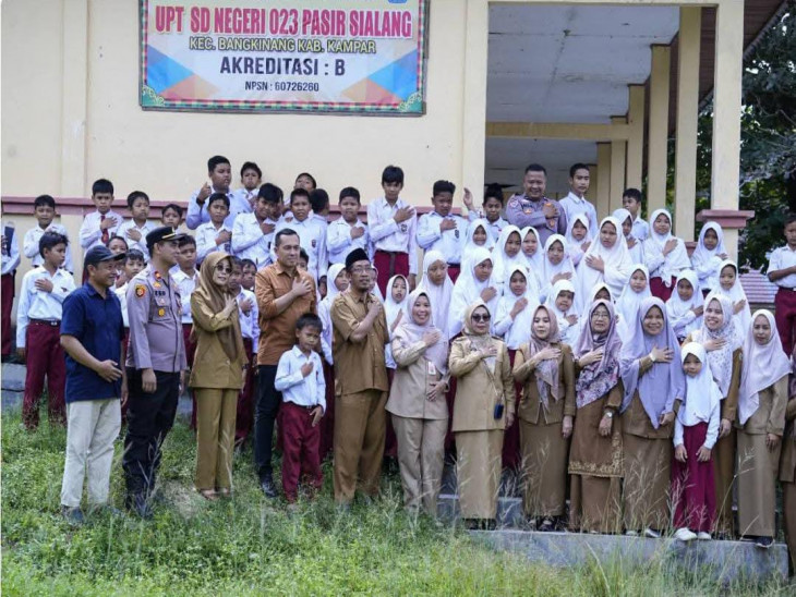 Wakil Bupati Kampar Tinjau SD Rusak dan Minim Akses Listrik di Kampung Baru