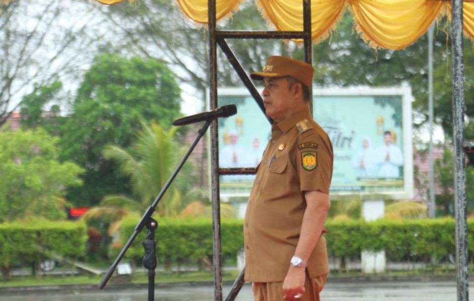 Hari Pertama Masuk Kerja, Bupati Inhil Pimpin Apel Gabungan