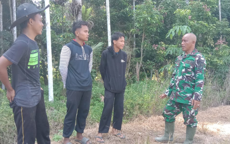 Babinsa Dampingi Penyiapan Lahan Melon, Petani Didorong Tingkatkan Produktivitas Pertanian