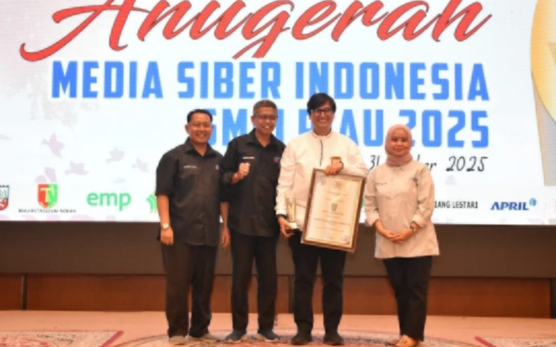 Terima Anugerah Pengelolaan Media Kampus Terbaik, Harry Setiawan: Semua karena Kerja Keras dan Cerdas Kangkawan di BHP UIR