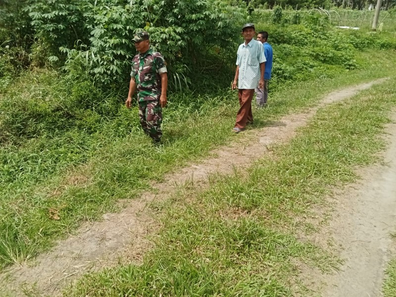 Babinsa Sertu L. Syahdanur Gelar Komsos Kesehatan dan Kebersihan Lingkungan di Pinang Sebatang Barat