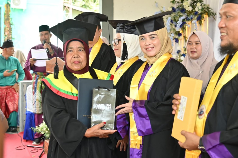 Wujudkan Lansia SMART, 29 Siswa Sekolah Lansia Harapan Bangsa Desa Putri Sembilan Diwisuda