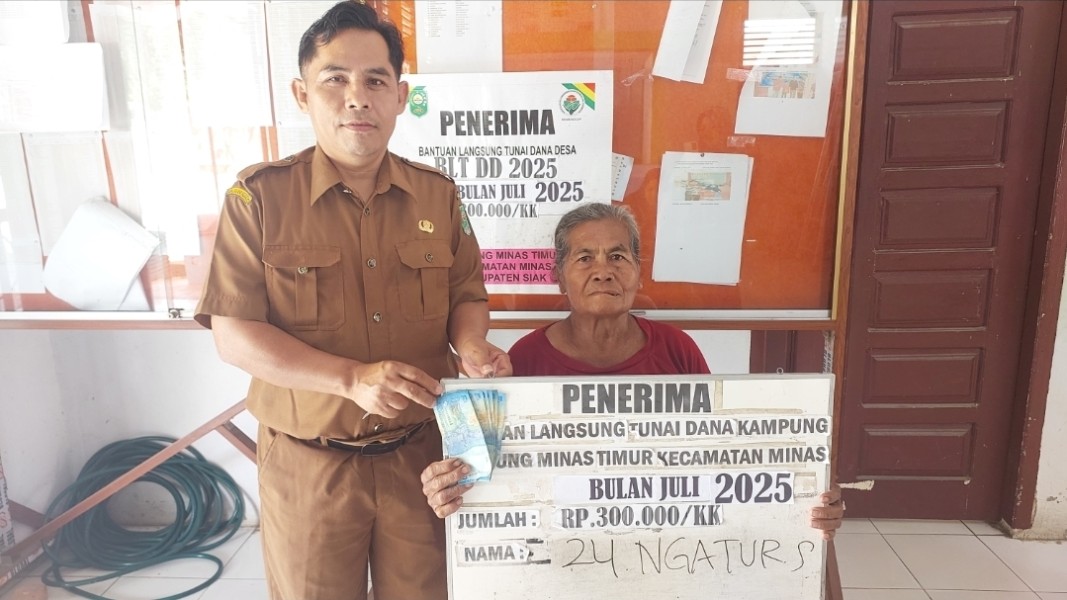 Penghulu Kampung Minas Timur Salurkan BLT Dana Desa Bulan Juli Kepada 27 Warga Penerima