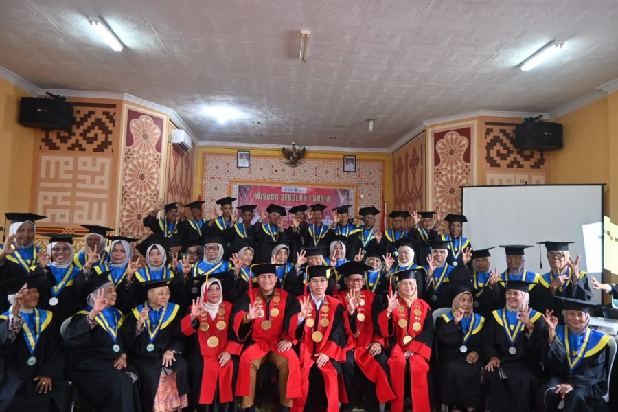 Belajar Tak Mengenal Usia, 36 Siswa Sekolah Lansia Desa Berancah Resmi Diwisuda