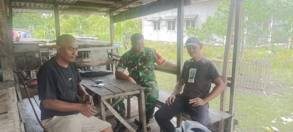 Babinsa Koramil 06/Kateman Jalin Silaturahmi dan Pantau Kondisi Lingkungan Warga