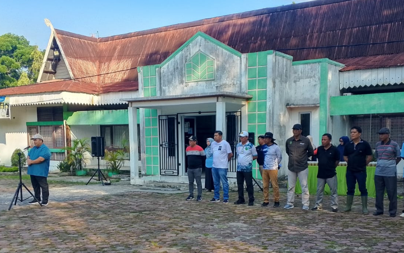 Babinsa dan Masyarakat Kompak Gelar Aksi Bersih di Teluk Binjai Dumai Timur