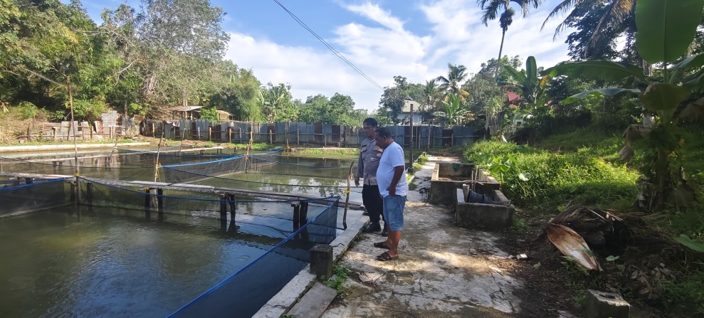 Bhabinkamtibmas Air Molek I Dukung Program Ketahanan Pangan Nasional Melalui Budidaya Kolam Ikan