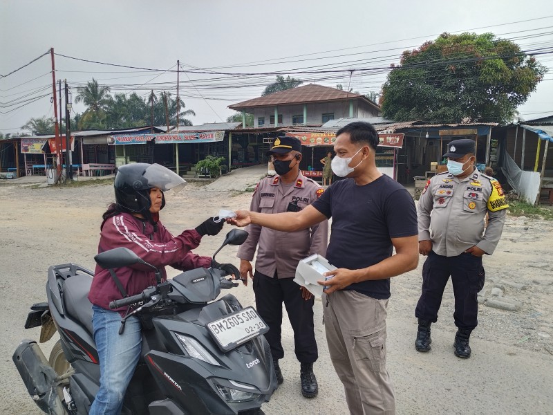 Jaga Kesehatan Warga di Tengah Kabut Asap, Polsek Minas Bagikan Ratusan Masker